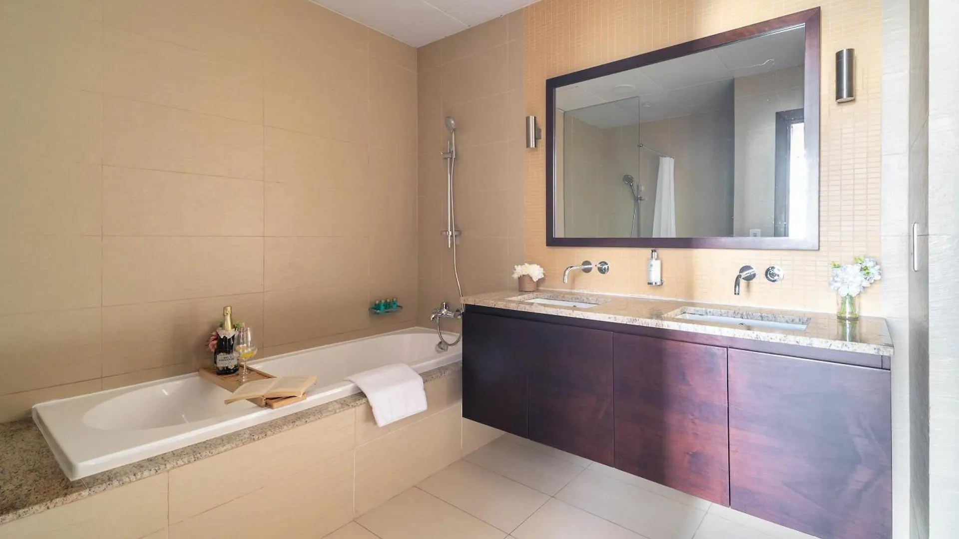 Frank Porter - Diamond, Tiara Residences Dubai Apartment